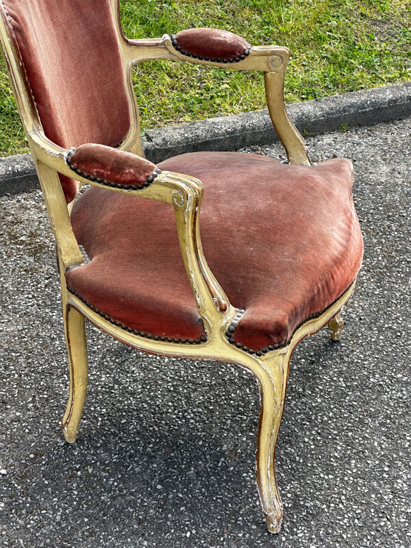 Fauteuil cabriolet  Louis XV, bois patiné et velours ancien