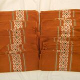 Lot de 12 serviettes de table style basque.