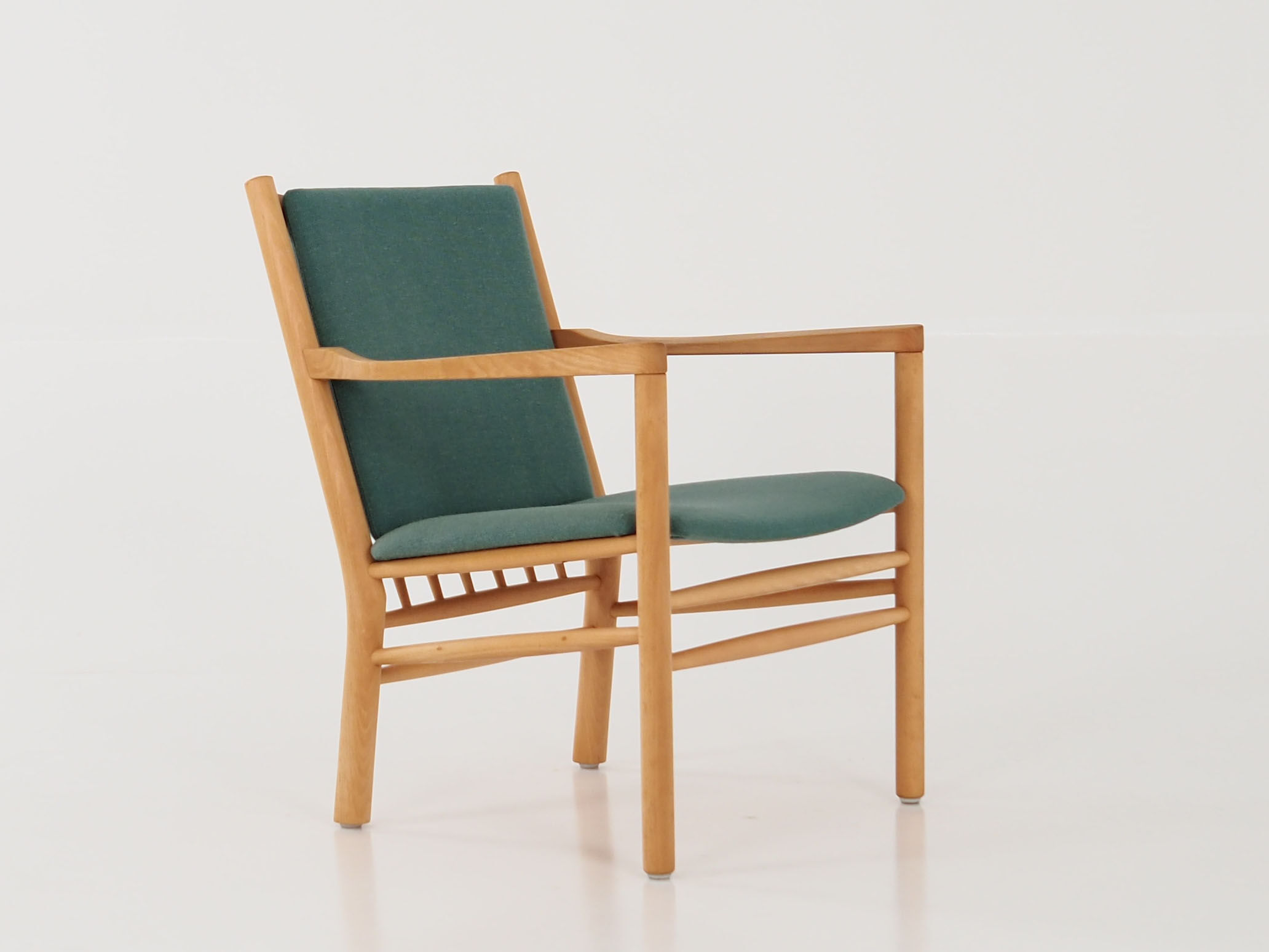 Armchair design J147 by Erik Ole Jørgensen of Tarm Stole & Møbelfabrik.