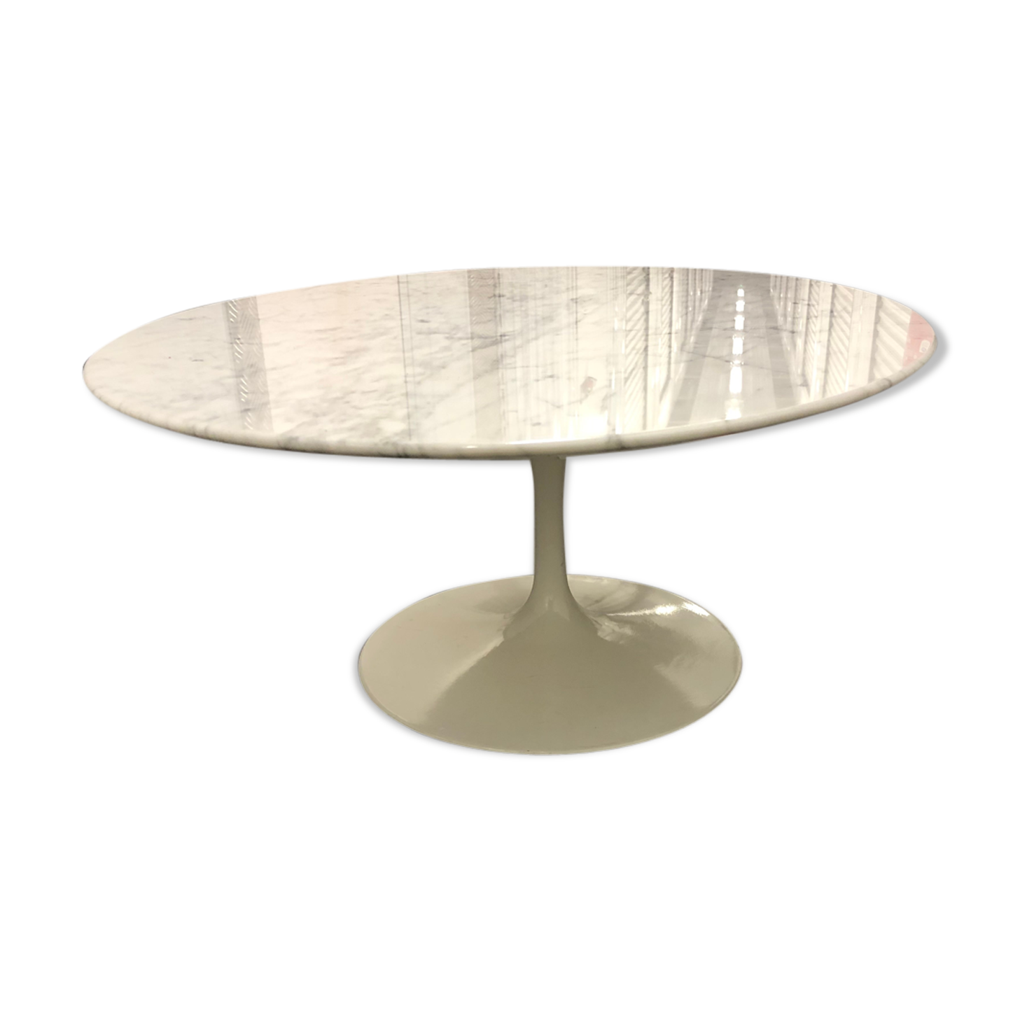 Oval coffee table by Eero Saarinen for Knoll