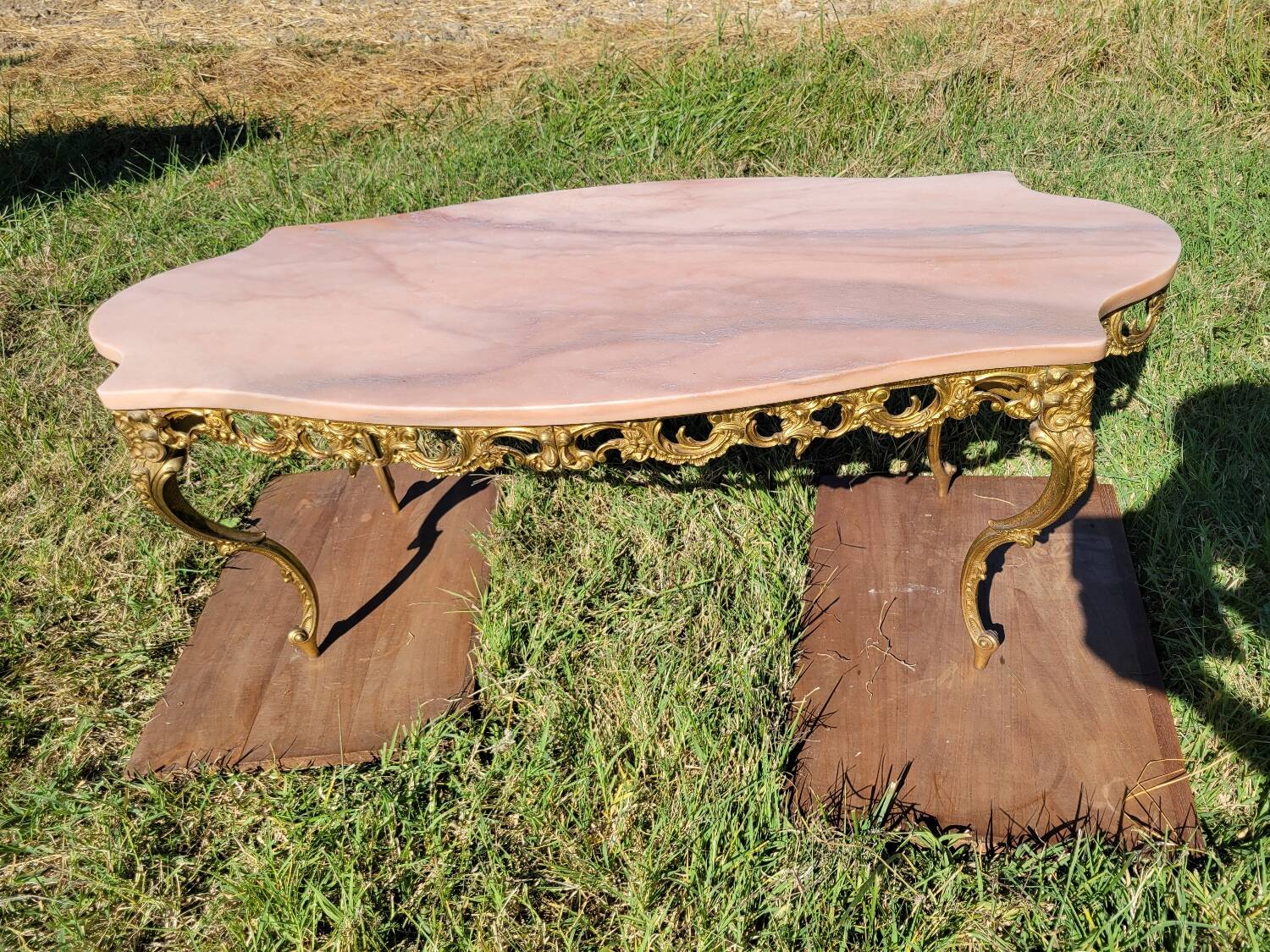 Louis XV coffee table in pink marble