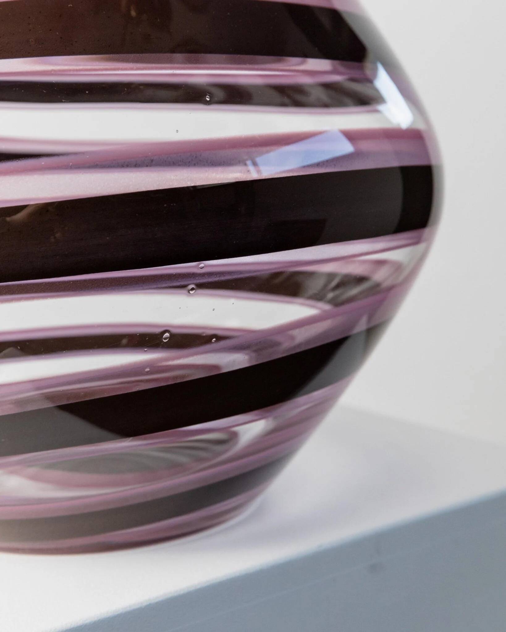 Vase en verre Murano XXL en verre clair avec des rayures violettes, verre d'art italien des années 1970.
