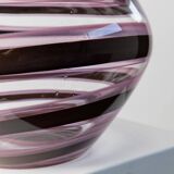 Vase en verre Murano XXL en verre clair avec des rayures violettes, verre d'art italien des années 1970.