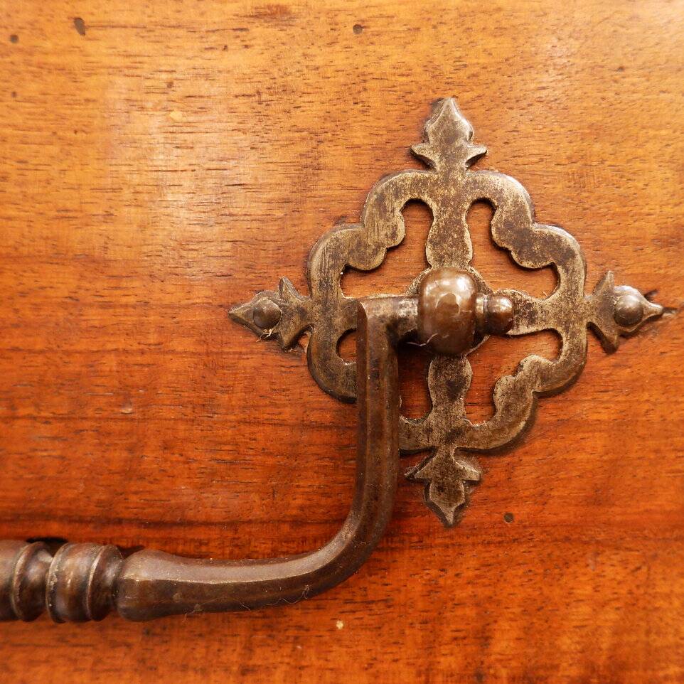 18th Century French Crossbow Front Chest of drawers in Walnutt