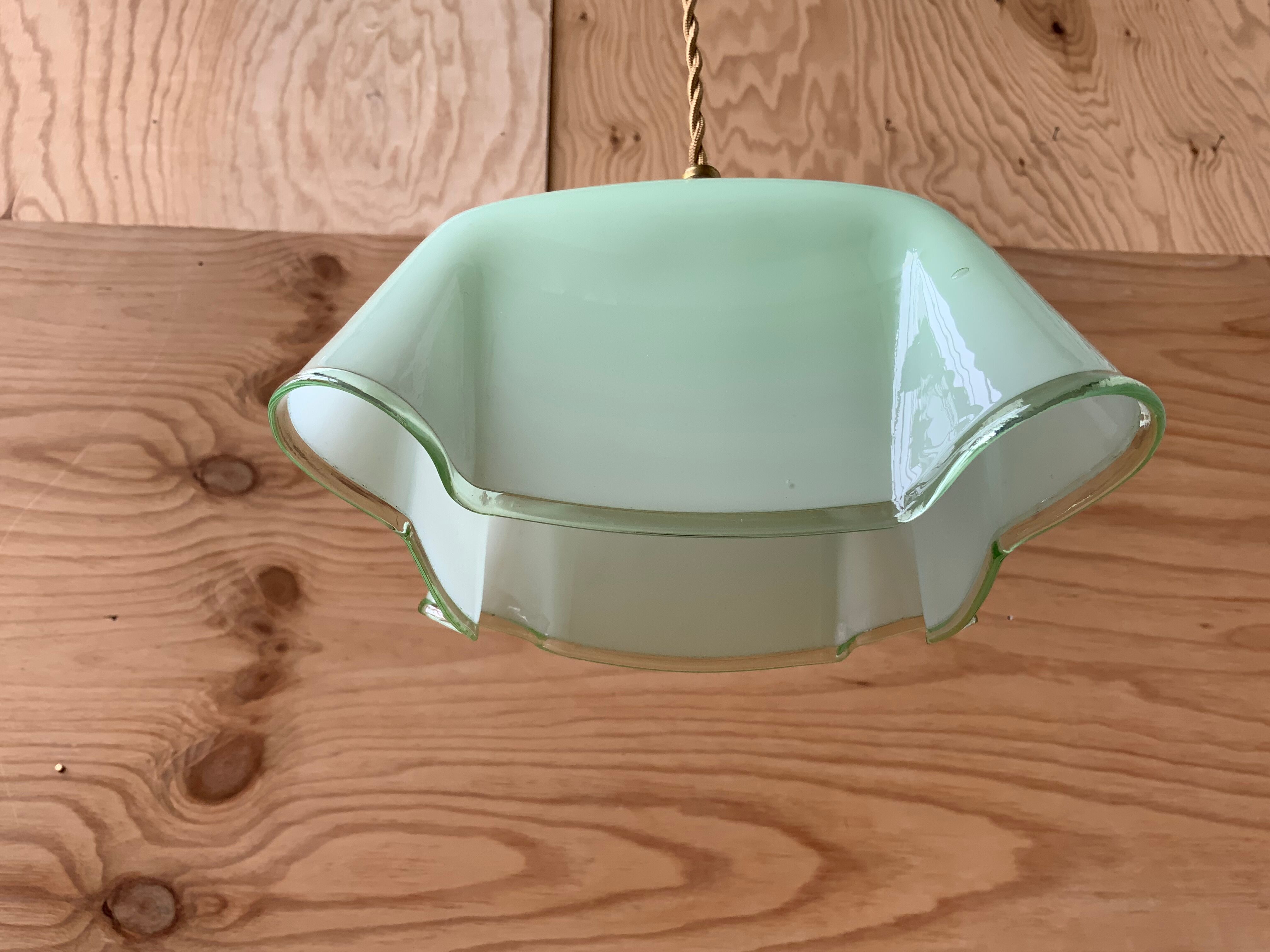 Opaline suspension