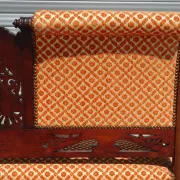 Ancienne banquette en bois et velours orange
