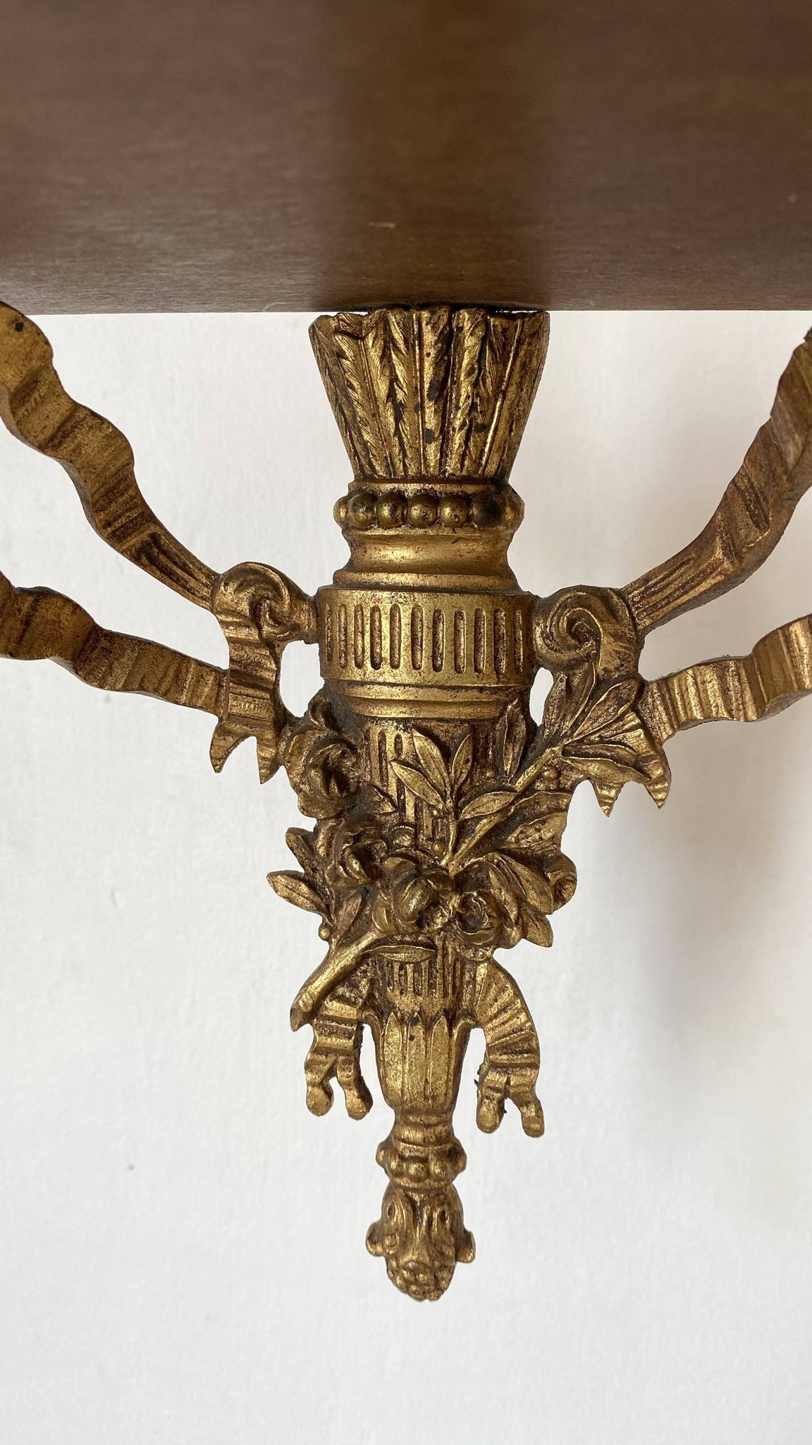 Étagère baroque en bois et bronze à décor de ruban