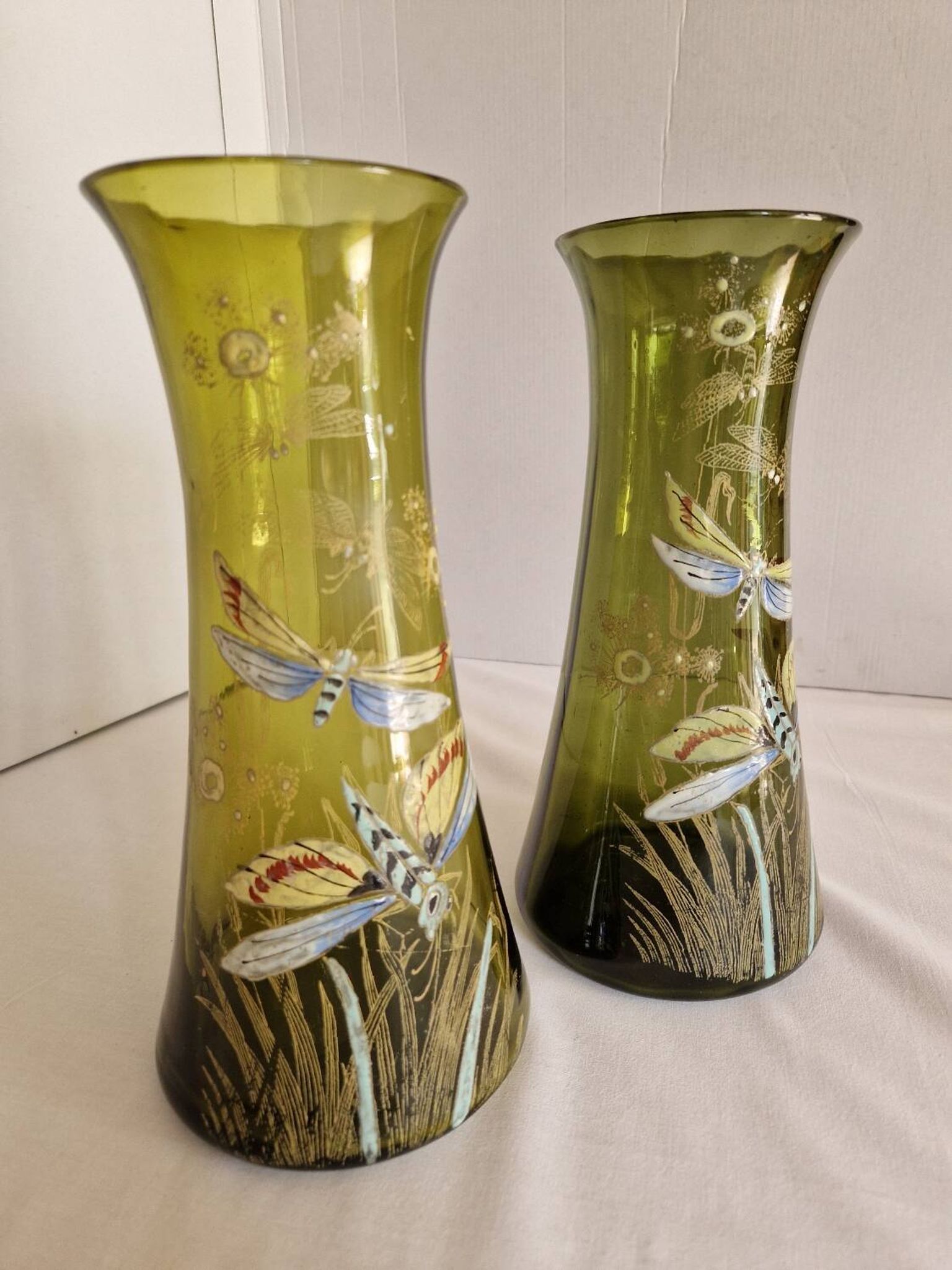 Paire de vases en verre émaillé avec libellule, attribués à Legras