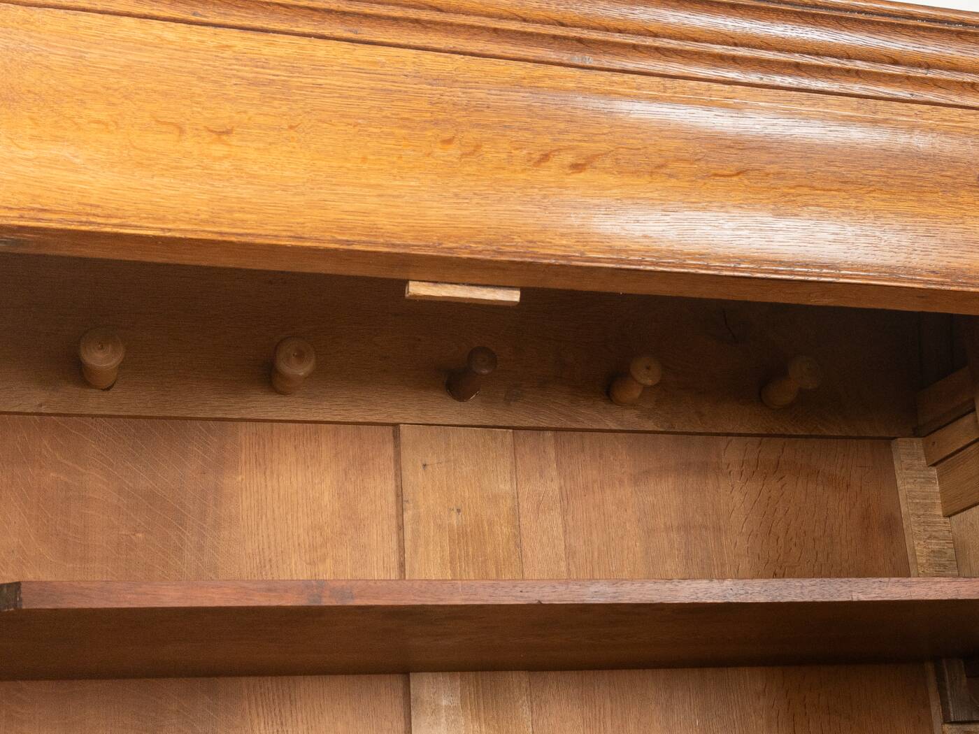 Armoire antique classique en chêne, avant 1900