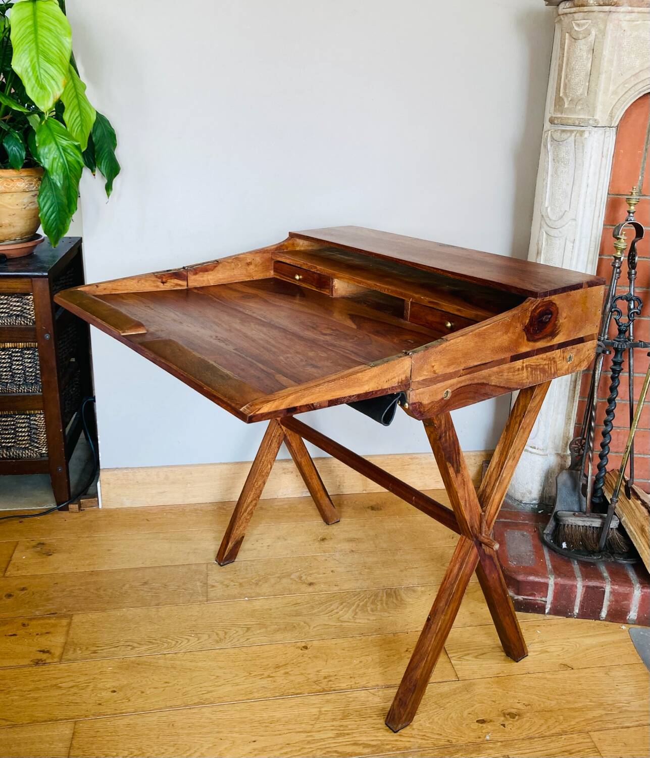 Desk, writing desk in solid rosewood and studded leather, 20th century.
