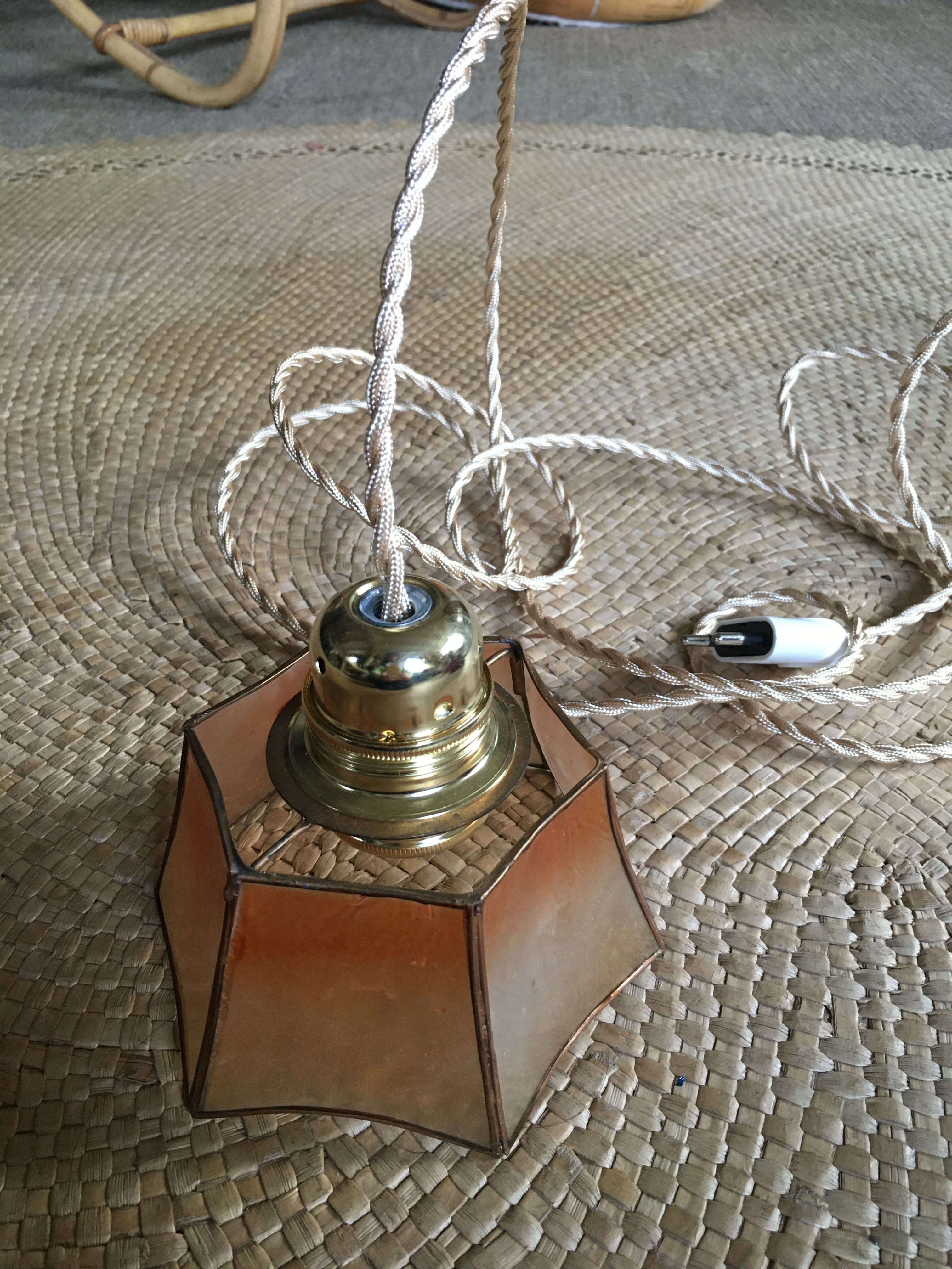 Mother-of-pearl hand lamp