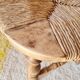 Petit tabouret tripode de style "Bobbin" en bois tourné et pai