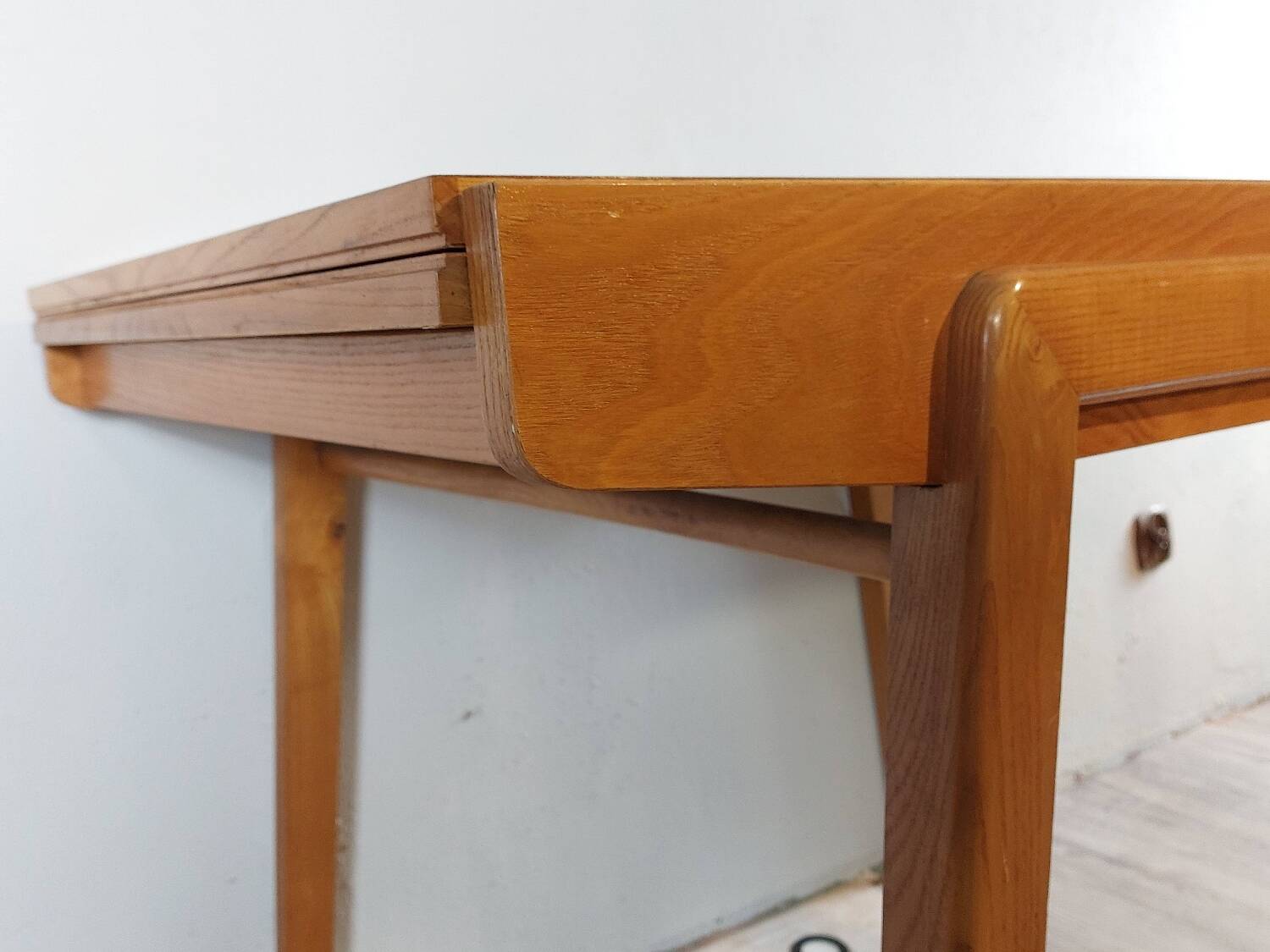 Table extensible en ronce de noyer, Vintage Tchèque 1960s