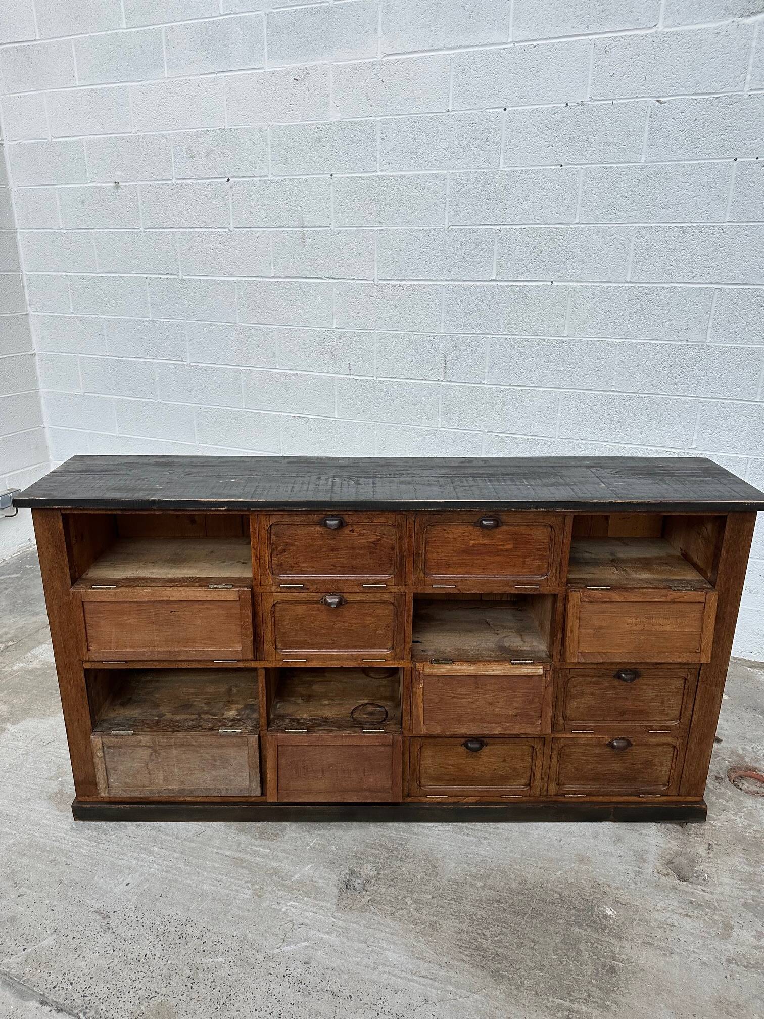 Grand miroir doré  ancien doté d’une moulure décorée et perlée  Parfait pou