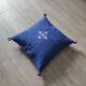 Coussin marocain bleu à pompon en coton