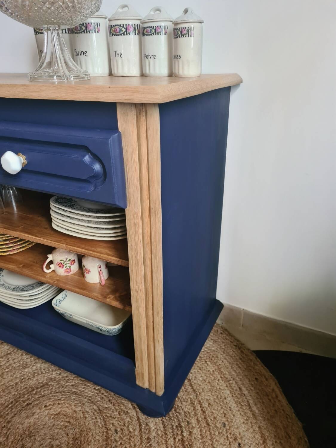 Buffet ouvert bleu de Sèvres et bois