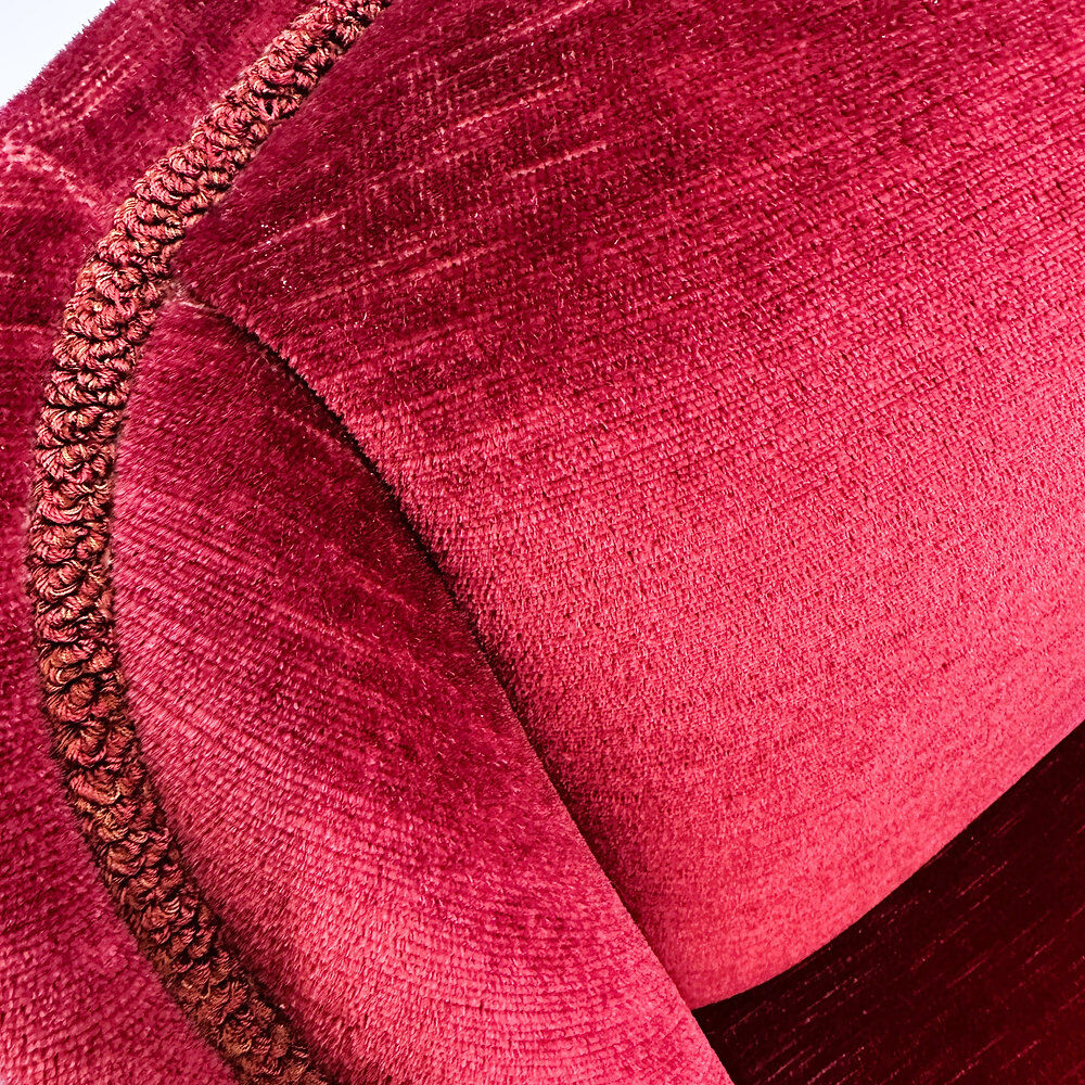 Paire de fauteuils de club vintage français en velours rouge profond avec jupe à franges, années 1960.