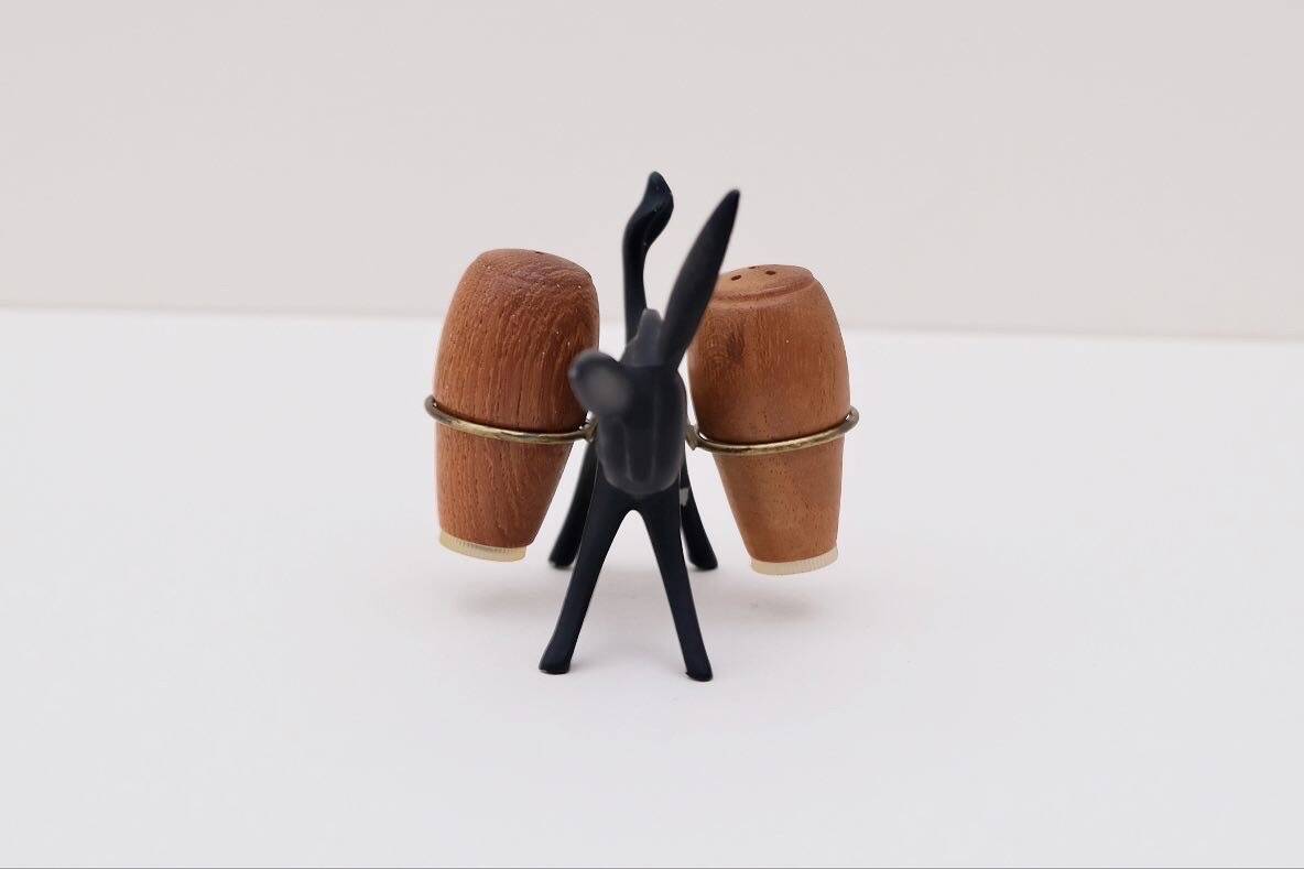 Ensemble de salière et poivrière en forme d’âne Walter BOSSE par Herta BALLER en laiton et teck, Autriche 1950