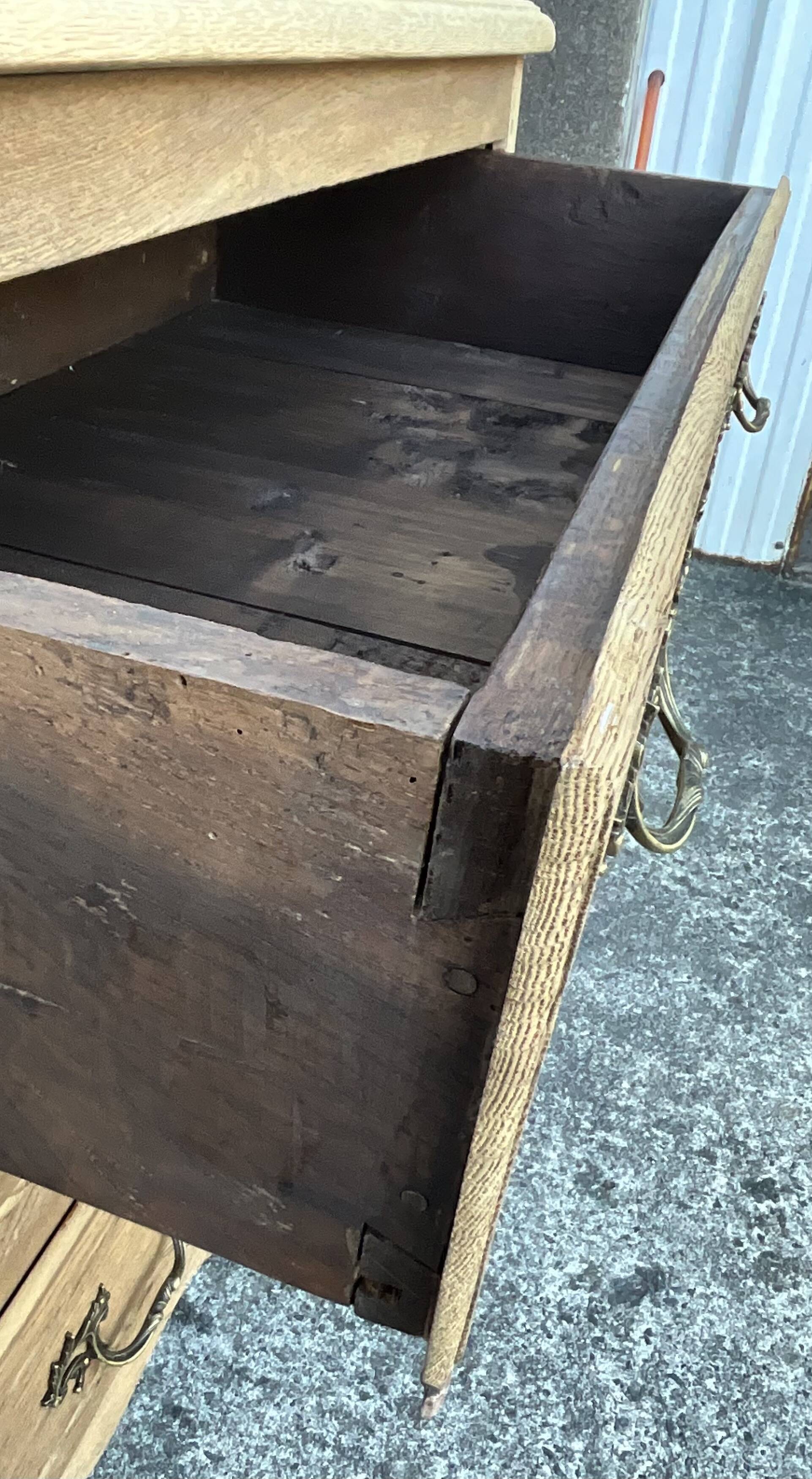 Louis XV chest of drawers in solid oak, late 18th century – Loire Valley