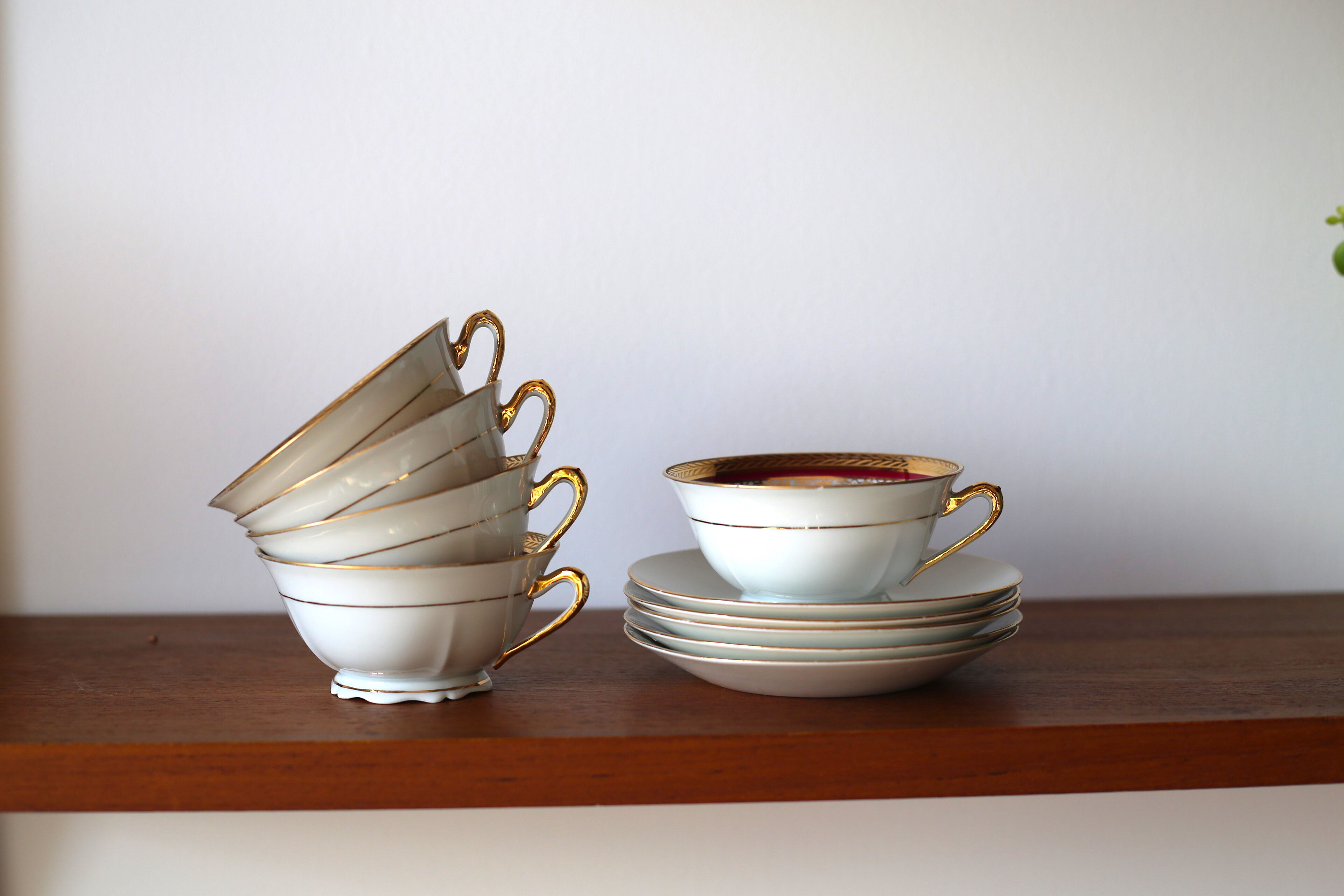 Vintage coffee cups made of fine Limoges porcelain - Raspberry and golden décor