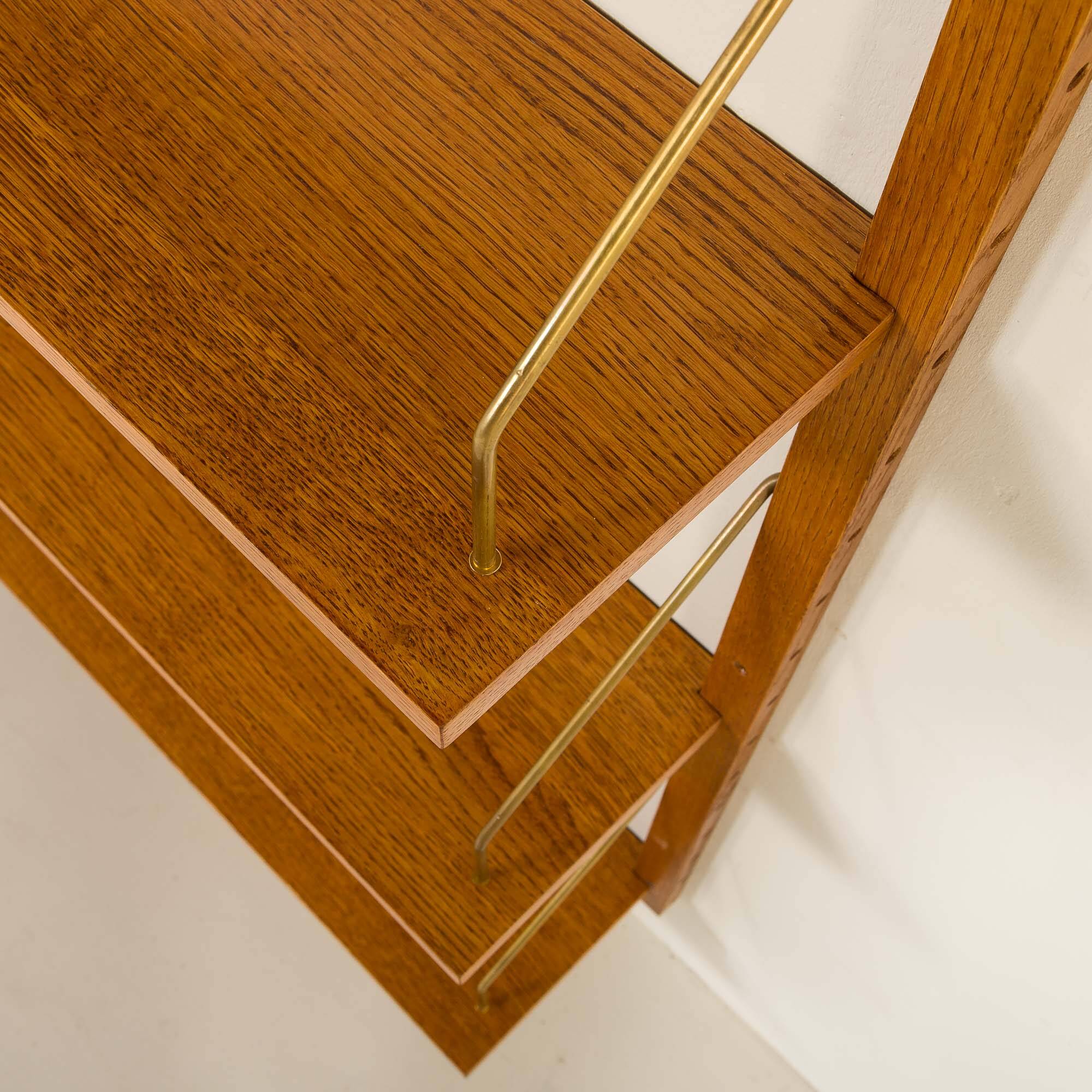 Étagère scandinave des années 60 en chêne doré.