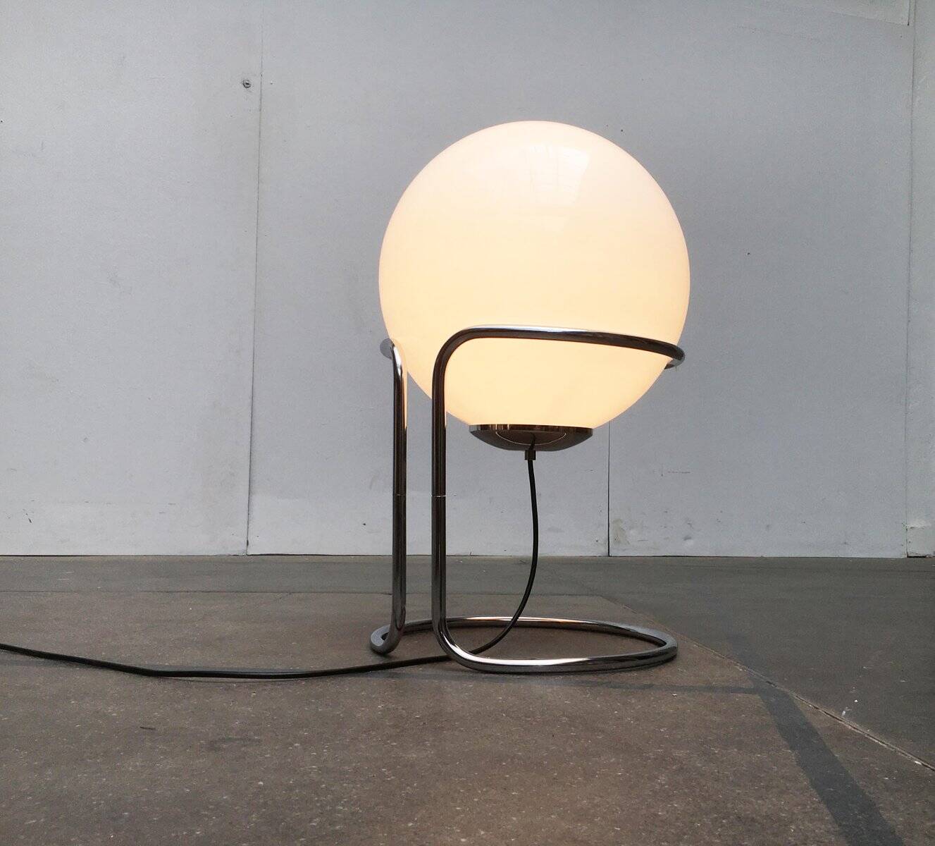 Vintage globe floor lamp in glass and chrome from the space age.