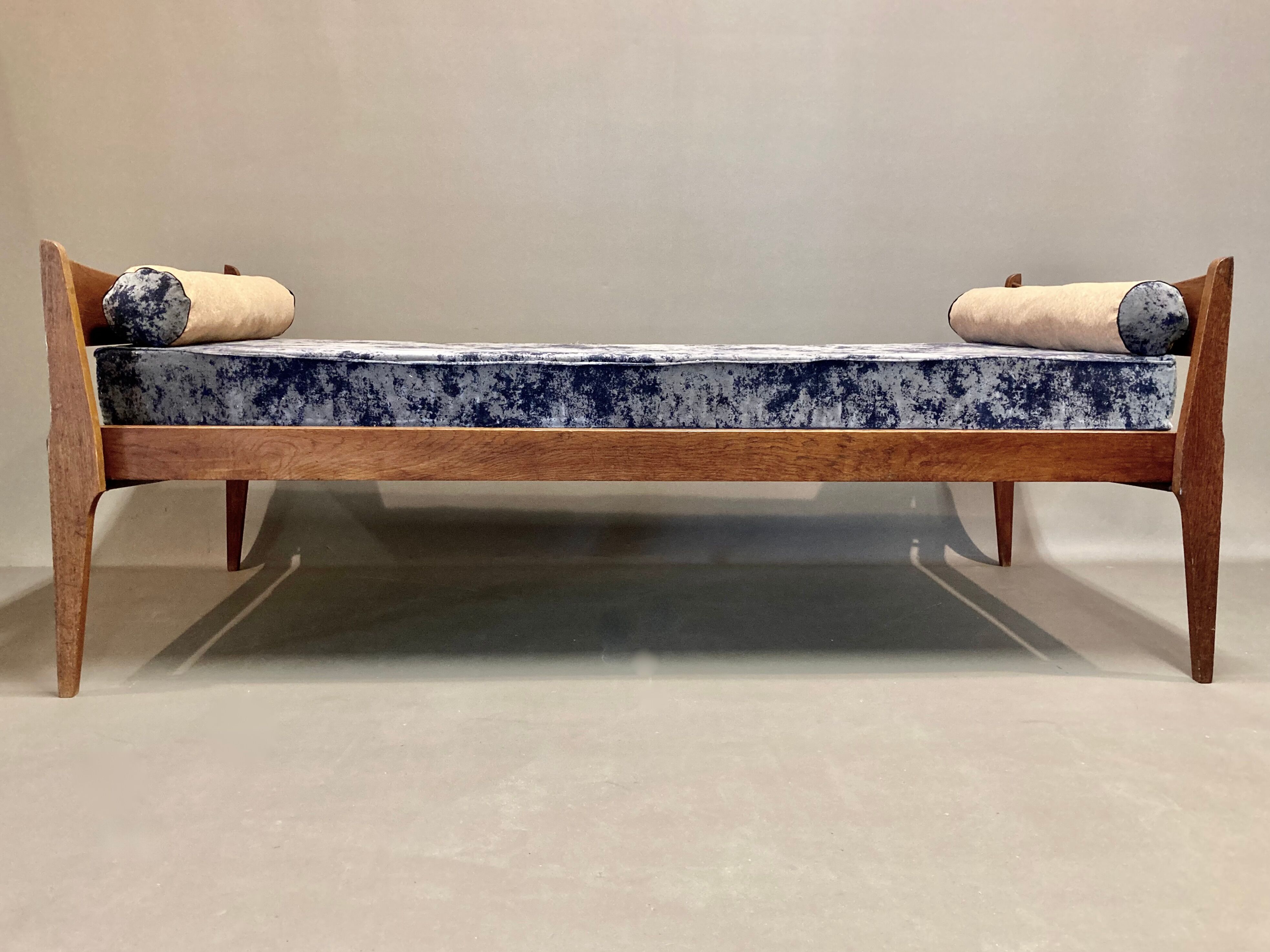 Canapé lit ou daybed velours et liège gris 1950
