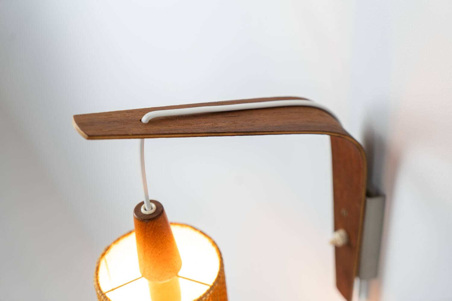 Applique en contreplaqué et sisal (Danemark, années 1960).