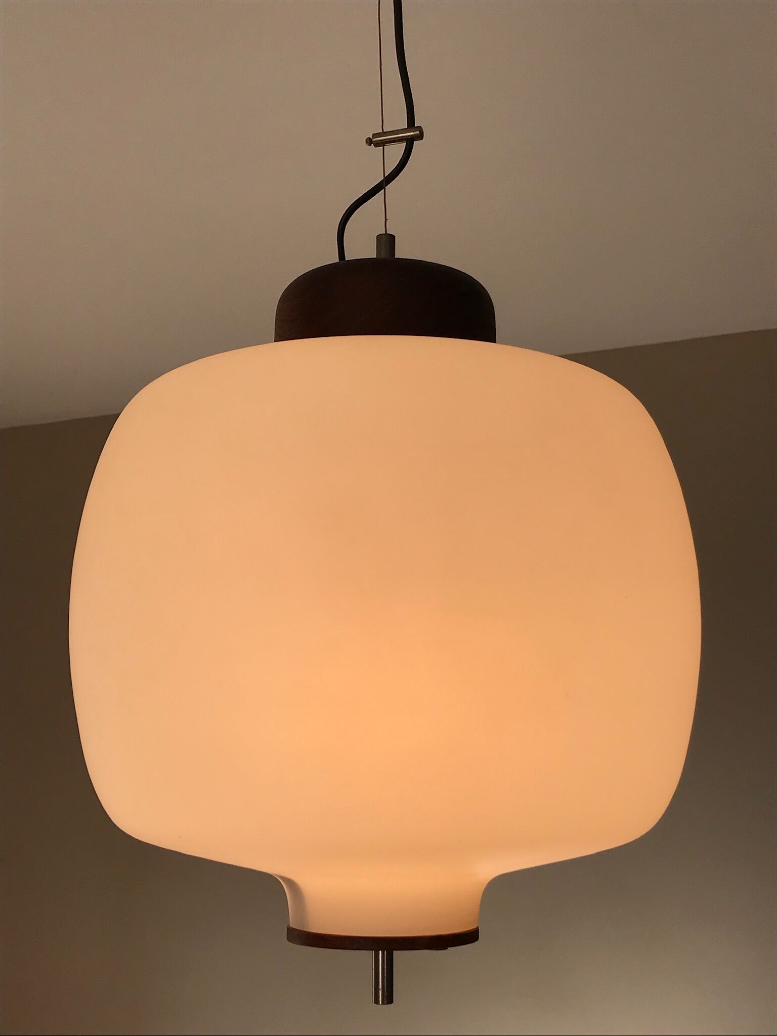 Suspension opaline et teck des années 60