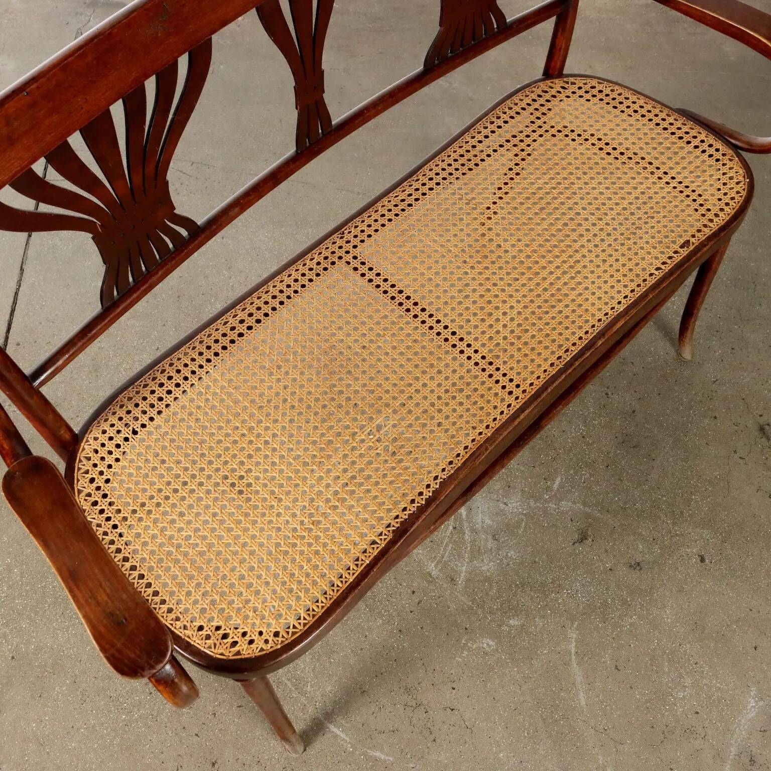 Antique Thonet Art Nouveau canapé in beech, Austria, 20th century.