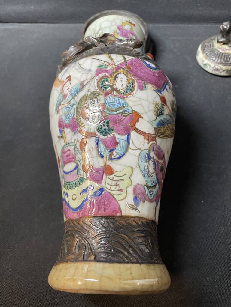 Covered vase – China (Nanking) – 19th century