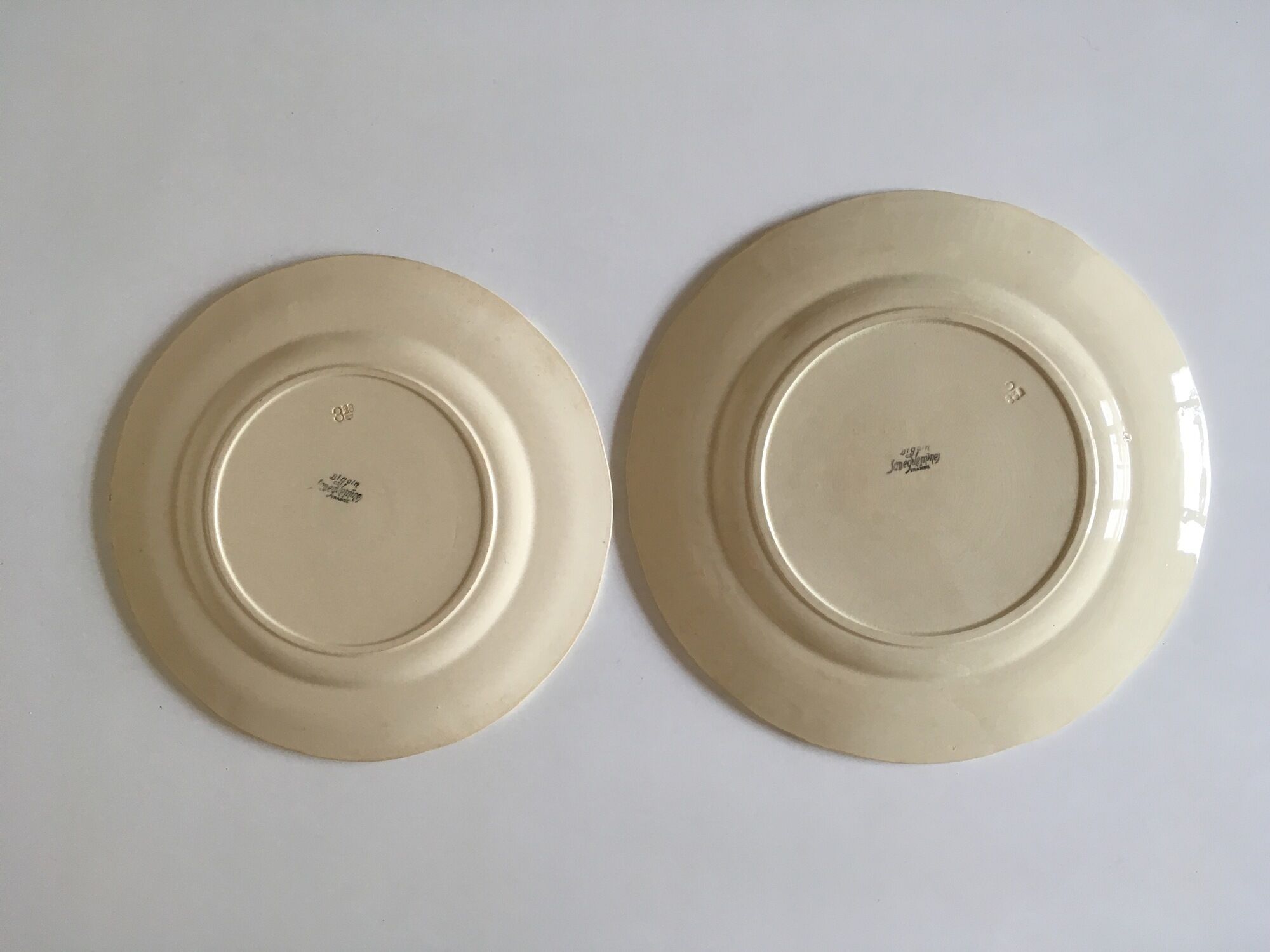 Pair of ivory dishes of Sarreguemines with 30 and 34cm