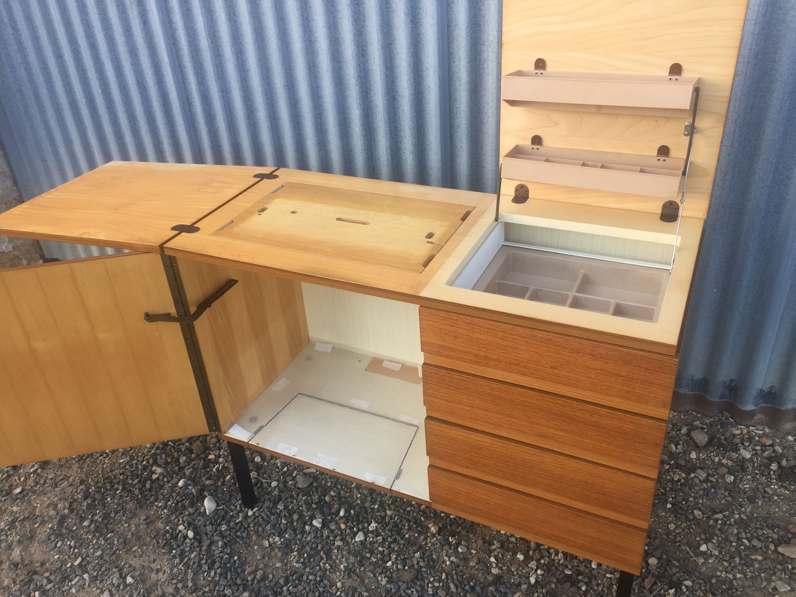 Commode et ancien meuble à couture vintage