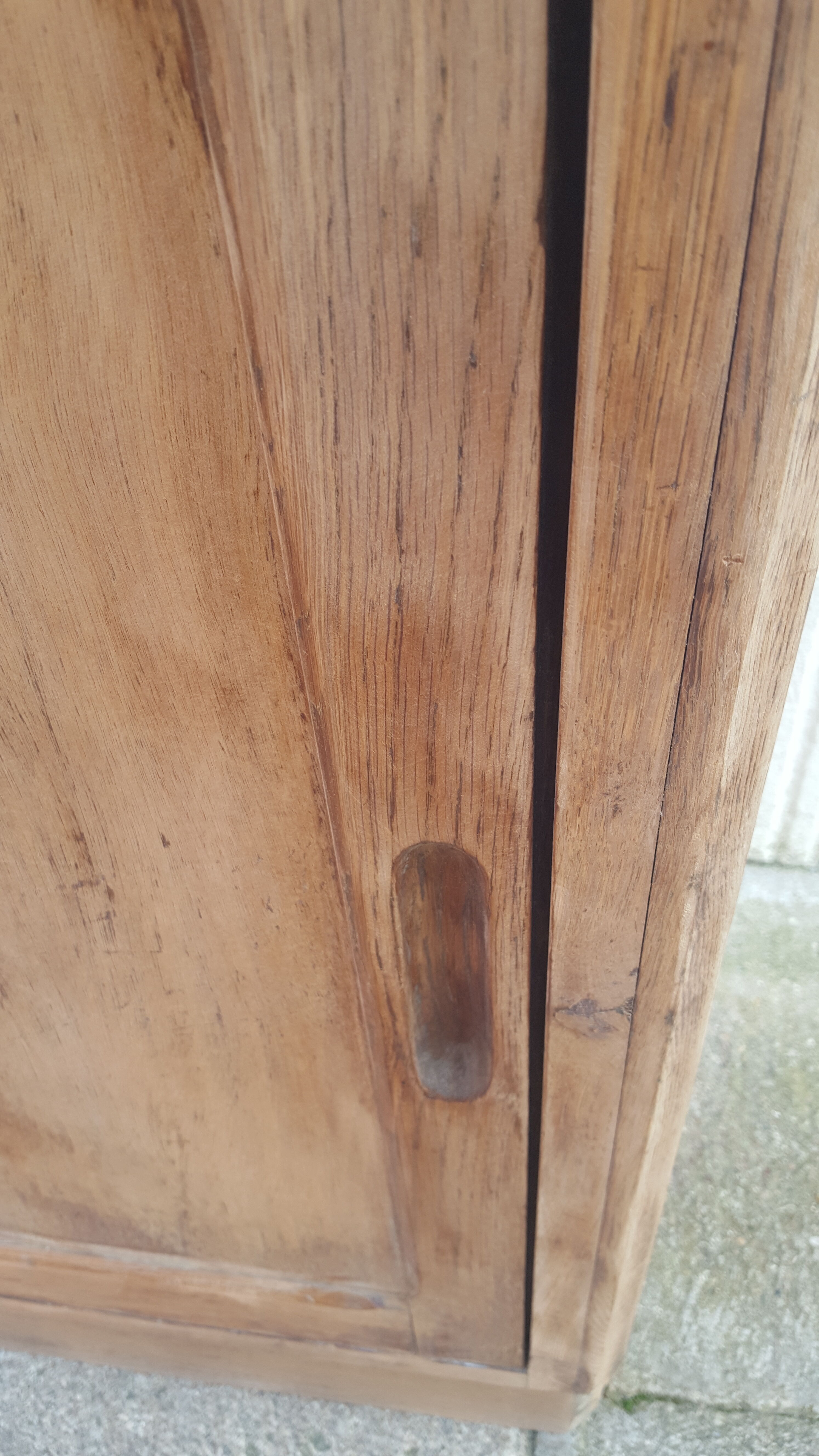 Buffet wood rough sliding doors