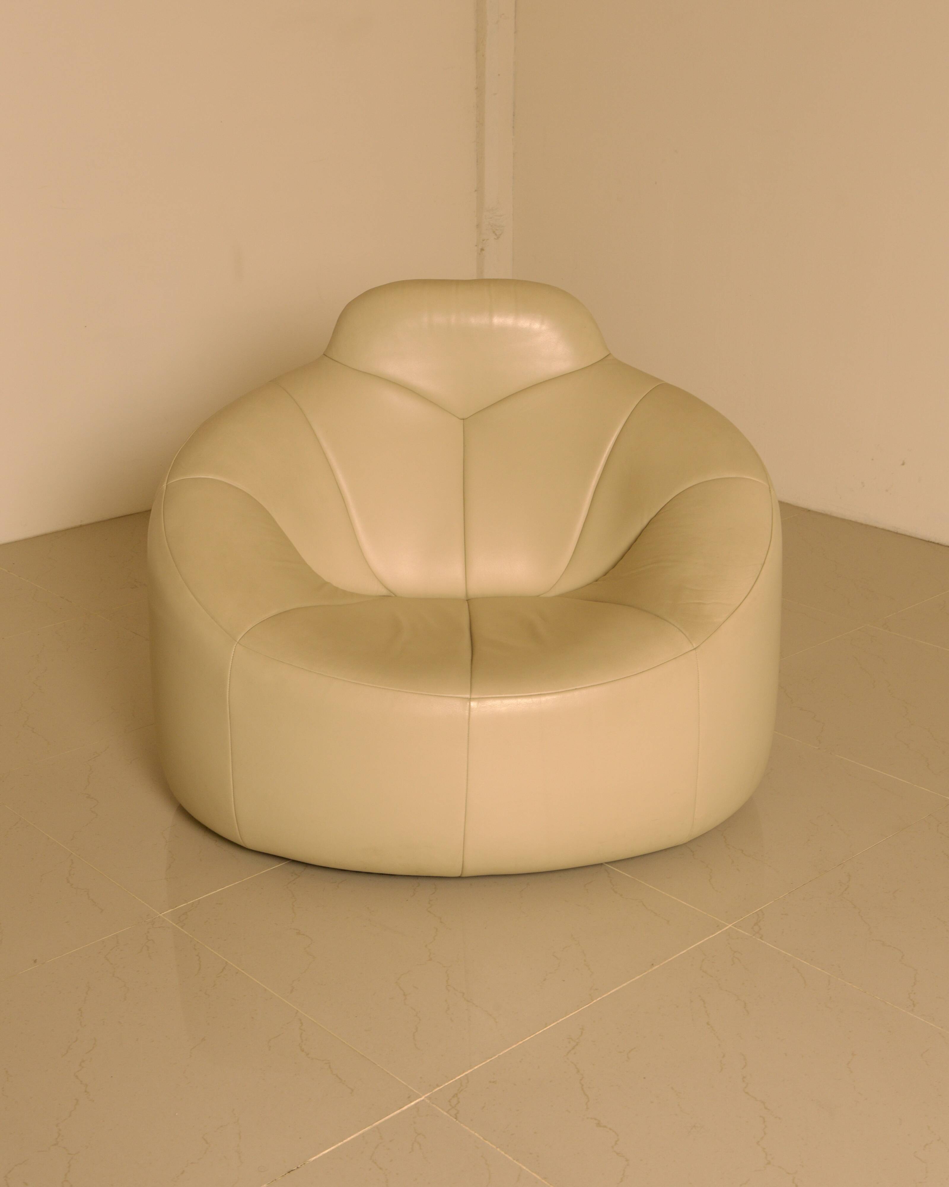 "Pumpkin" armchair set and its cream leather ottoman by Pierre Paulin