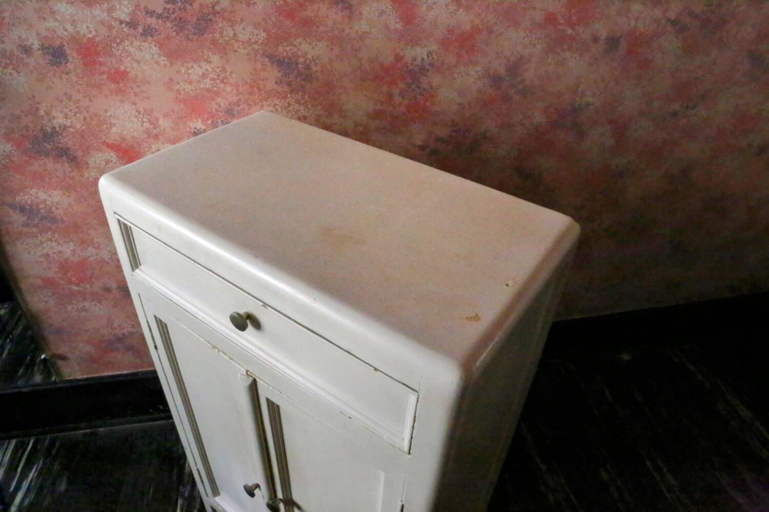 Pretty little white wooden piece of furniture