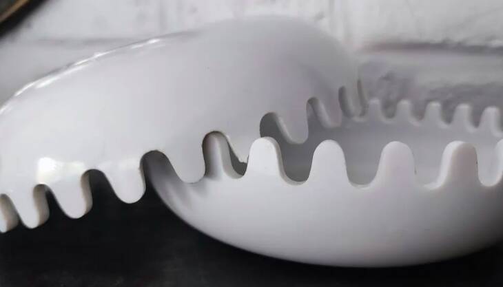 Mebel Clam ashtray from the 1970s by Alan Fletcher in white.