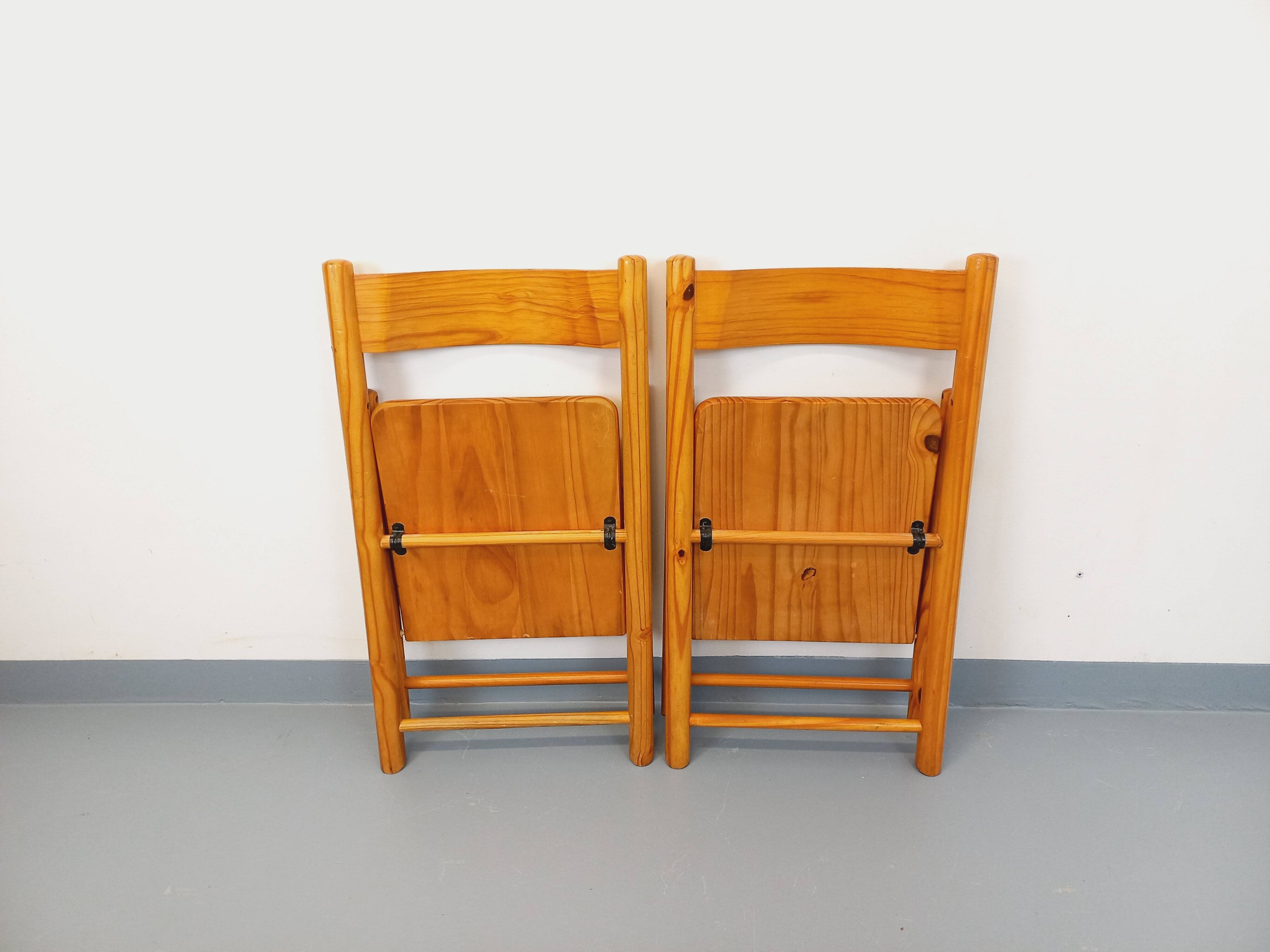 Pair of vintage folding chairs in pine from the 70s and 80s.