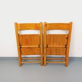 Pair of vintage folding chairs in pine from the 70s and 80s.