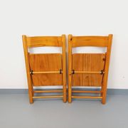 Pair of vintage folding chairs in pine from the 70s and 80s.