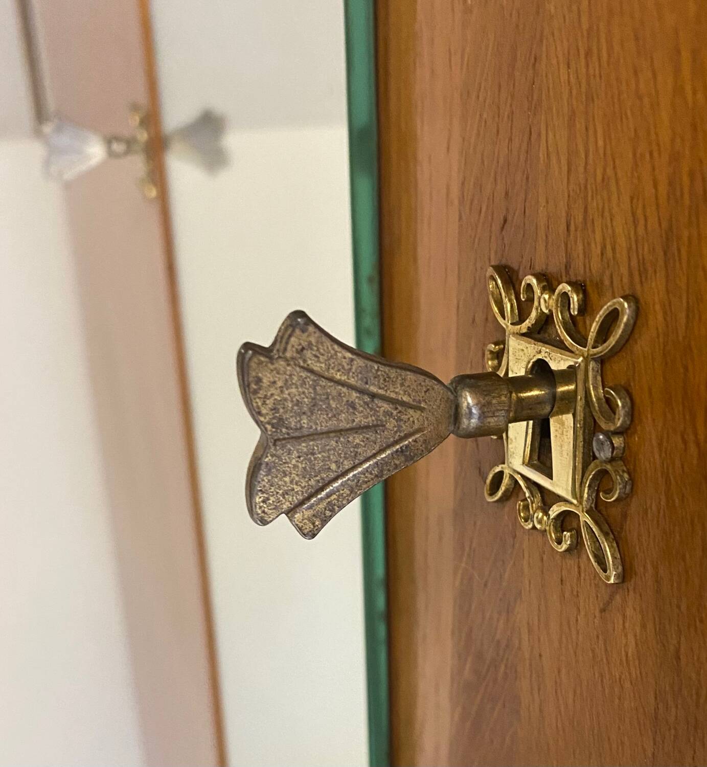 Armoire vintage pieds compas