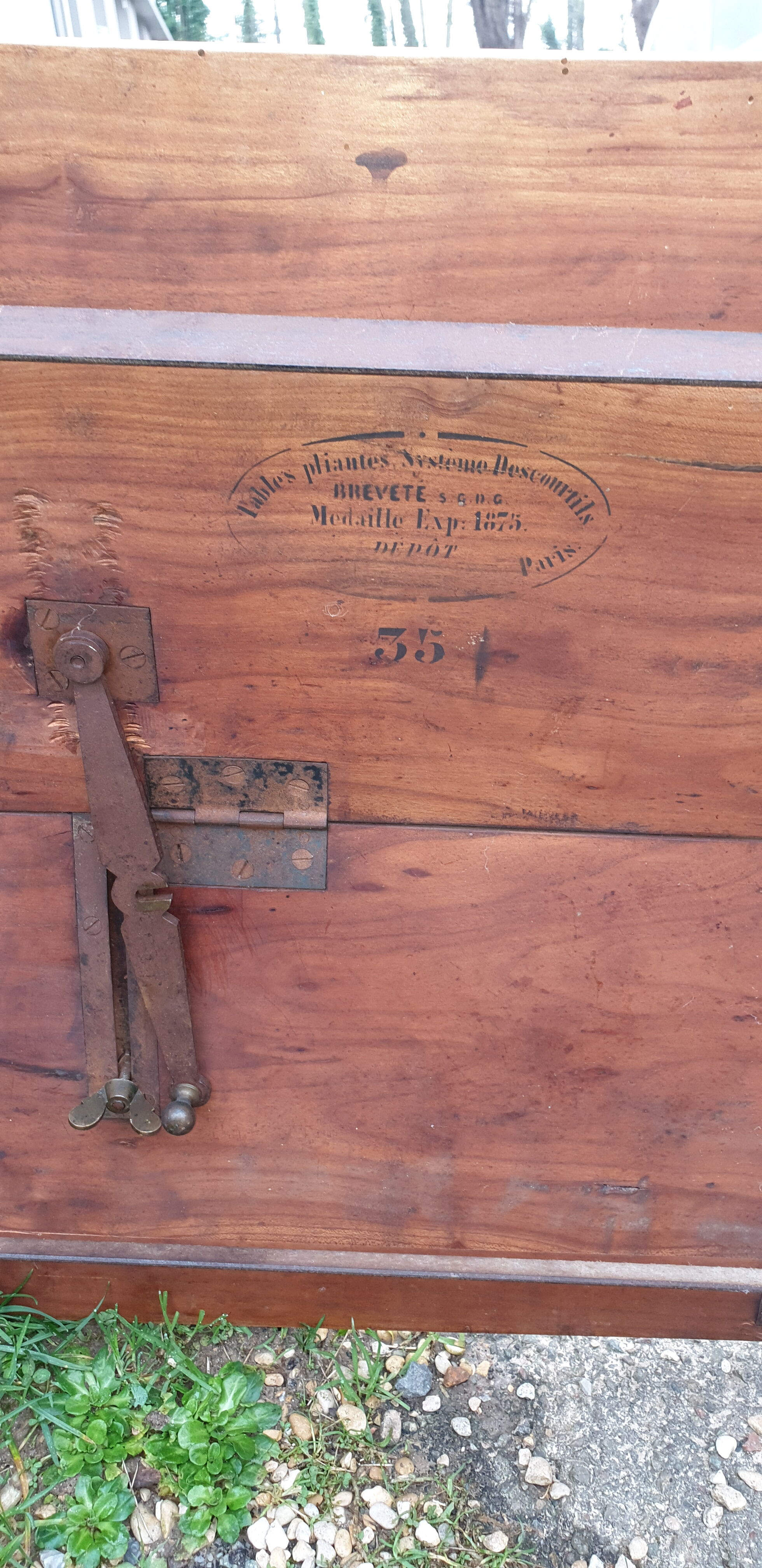 Foldable bistro table in bamboo and walnut
