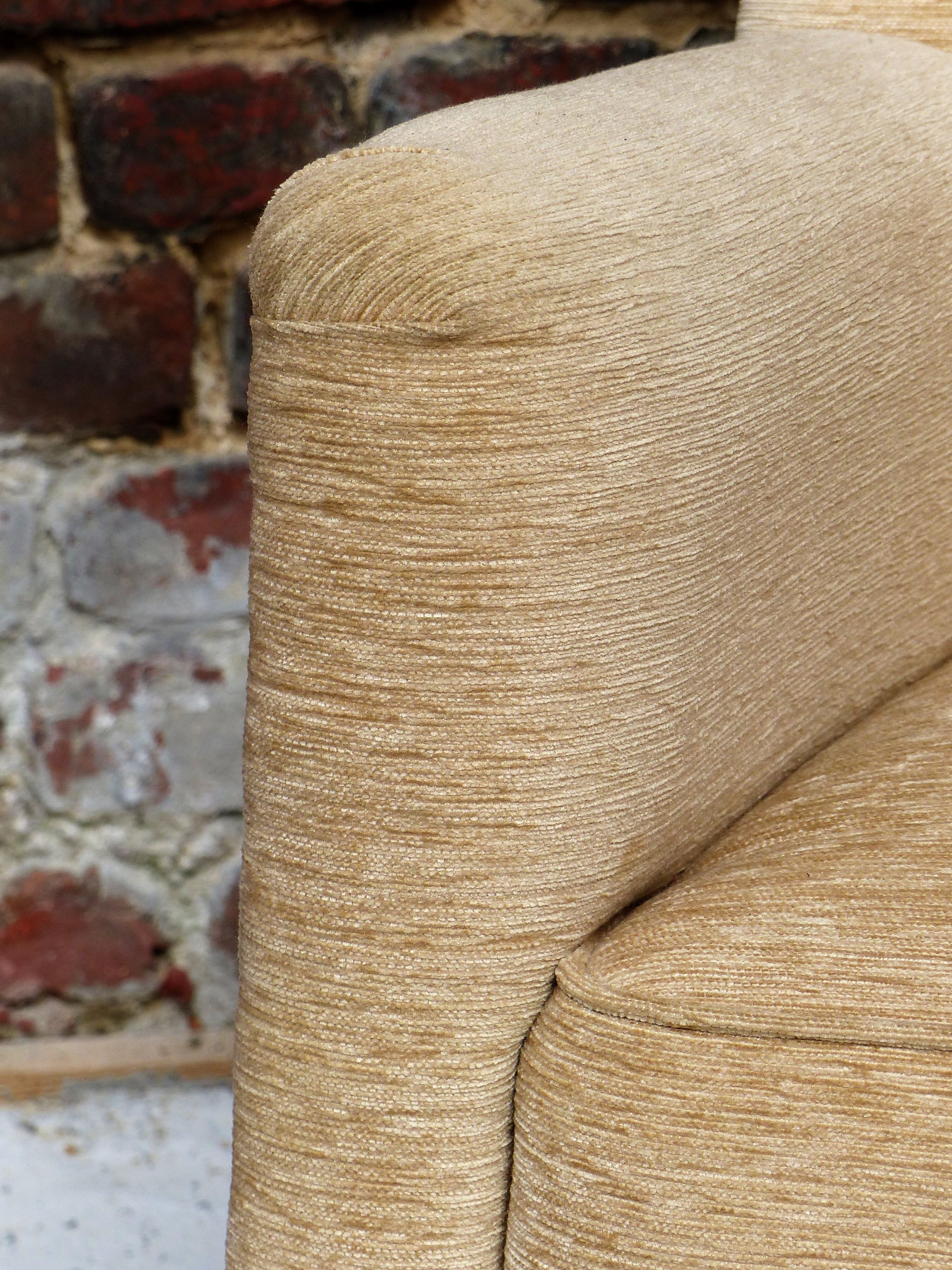 Fauteuil en velour beige et franges