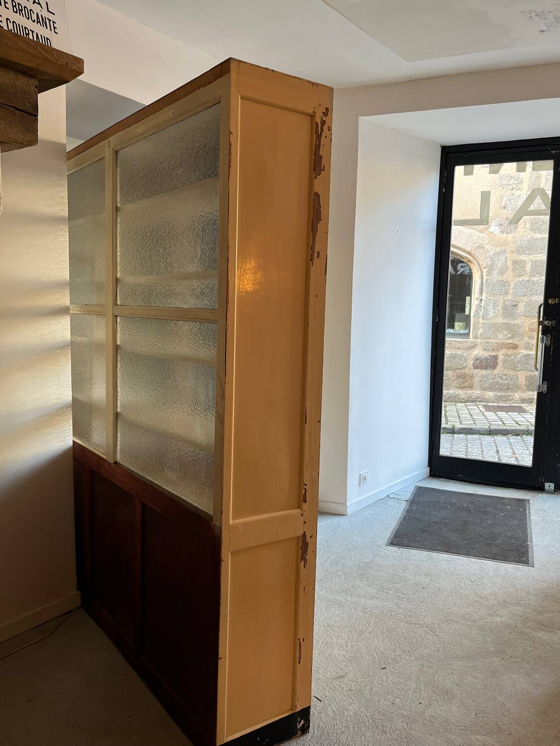 Display cabinet for shop