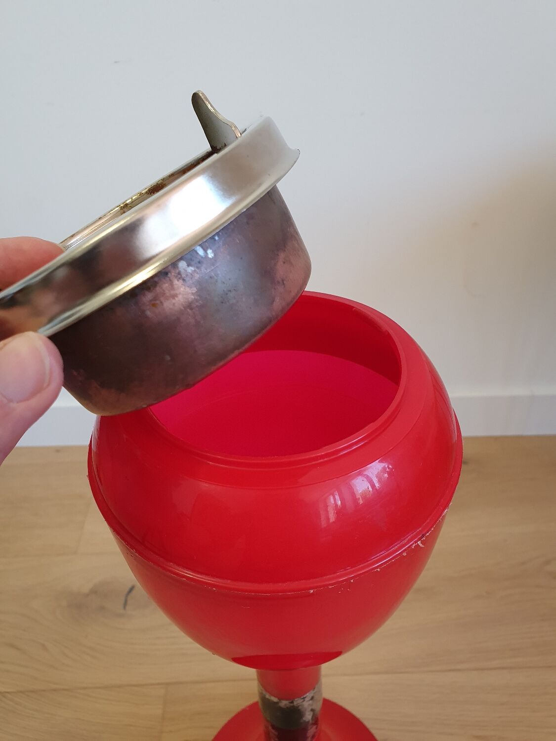 Plastic ashtray on foot from the 70s
