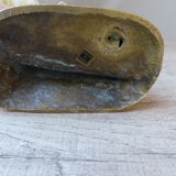 Figurine en laiton doré de chat sur clôture regardant une souris dans une chaussure Vintage India