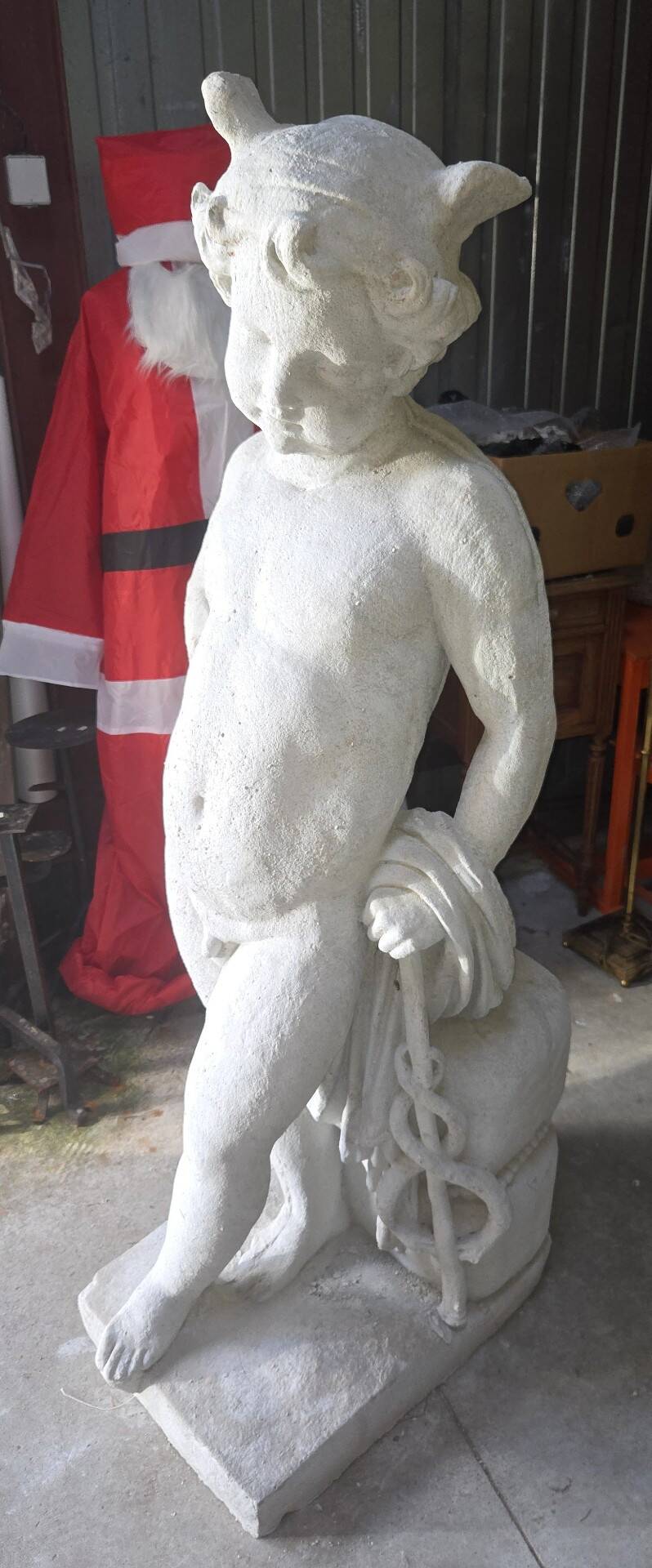 Statue de jardin en pierre reconstituée représentant un jeune faune