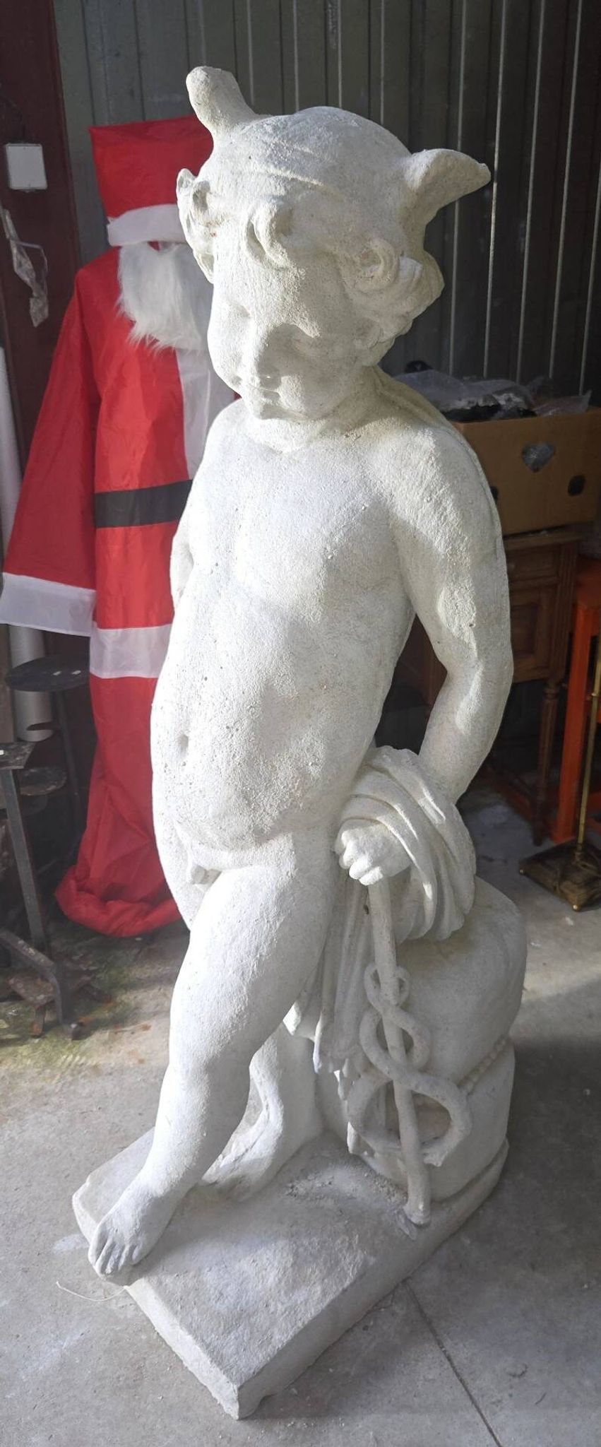 Statue de jardin en pierre reconstituée représentant un jeune faune
