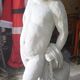 Statue de jardin en pierre reconstituée représentant un jeune faune