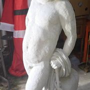 Statue de jardin en pierre reconstituée représentant un jeune faune